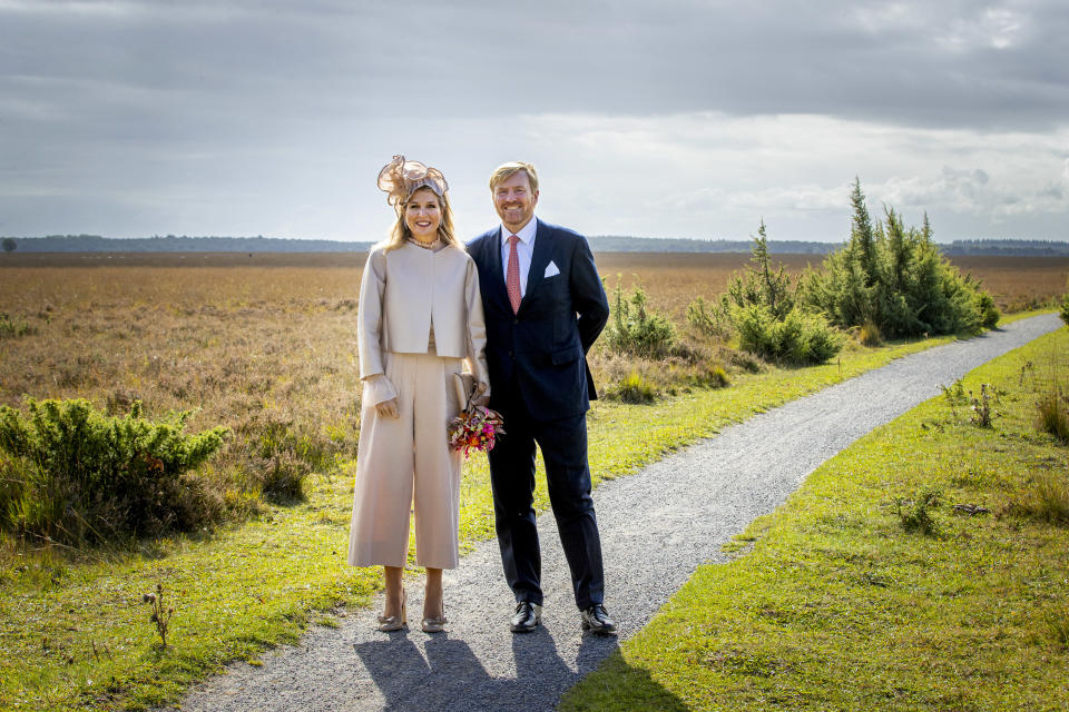 24 horas antes la reina volvió a demostrar por qué es una de las <em>royals</em> mejor vestidas con otro conjunto formado por estos pantalones anchos. (Foto: Patrick van Katwijk / Getty Images)