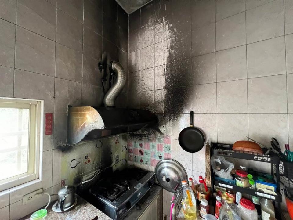 ▲煮食不慎導致廚房起火燻黑。