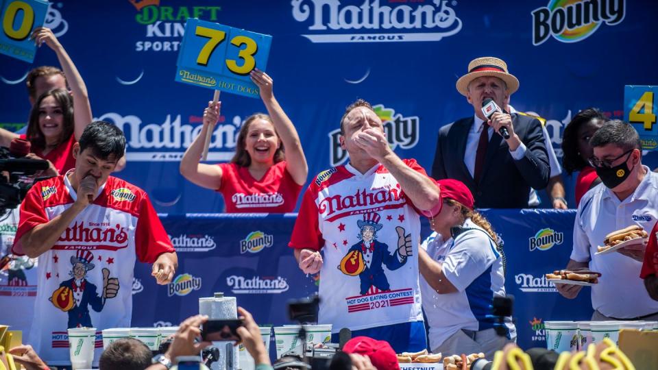 Er isst und isst und isst: Joey Chestnut (M).