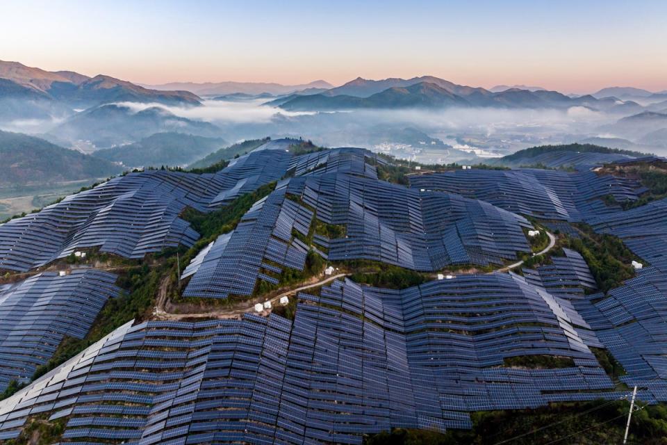 En China, se han instalado plantas capaces de generar más de 600 GW de energía solar para aprovechar las áreas montañosas y desérticas que se encuentran deshabitadas (iStock/ Getty Images)