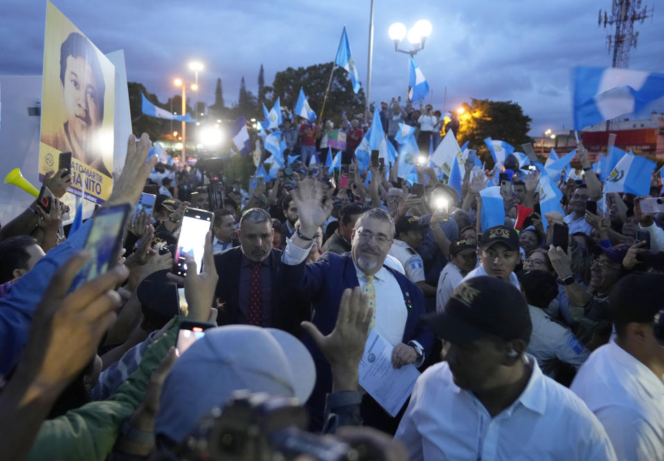 ARCHIVO - El presidente electo de Guatemala Bernardo Arévalo saluda a la multitud a su llegada a una movilización indígena que exige la renuncia de la fiscal general, Consuelo Porras, en el entorno de la Corte Suprema en Ciudad de Guatemala, el 18 de septiembre de 2023. Arévalo ganó el balotaje del 20 de agosto, pero la fiscalía continuó su arremetida e investigaciones sobre las firmas con las que Movimiento Semilla se constituyó como partido y por presunto fraude electoral. La comunidad internacional había avalado el proceso electoral. (AP Foto/Moisés Castillo, Archivo)