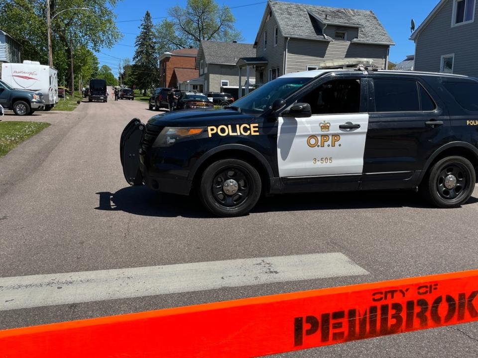 Ontario Provincial Police investigate a double homicide in Pembroke, Ont., on May 22, 2023. On Wednesday they announced charges against 21-year-old Zacharie Robert Lamoureux of Ottawa. (Camille Kasisi-Monet/Radio-Canada - image credit)