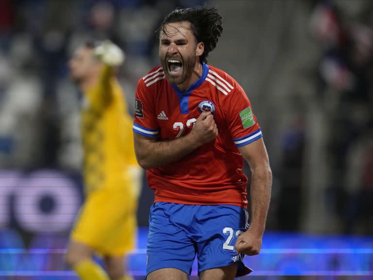 Ben Brereton, el delantero inglés que representa a Chile y se golpea el pecho tras convertir un gol para el equipo trasandino