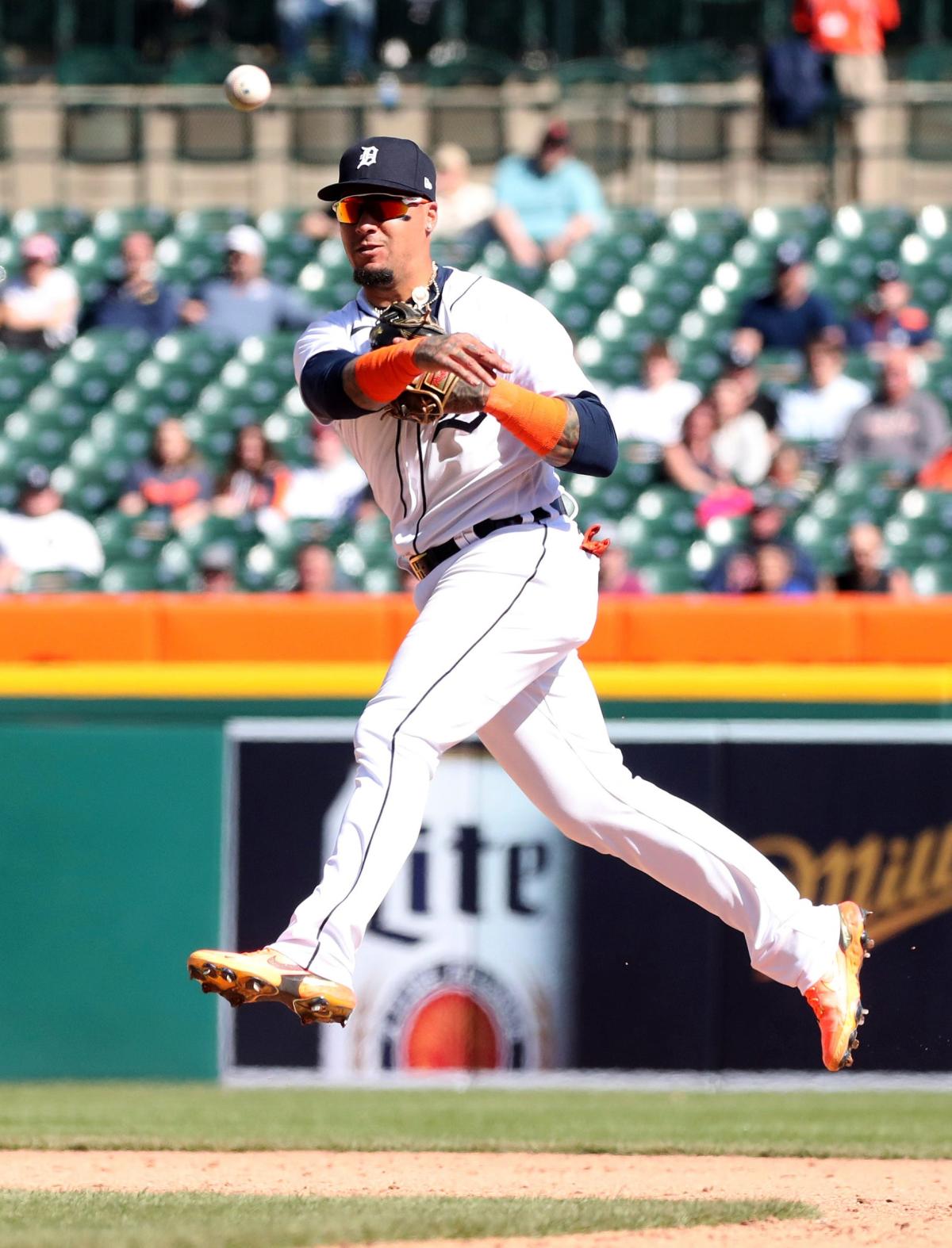 Detroit Tigers shortstop Javier Báez to miss third straight game with thumb  injury