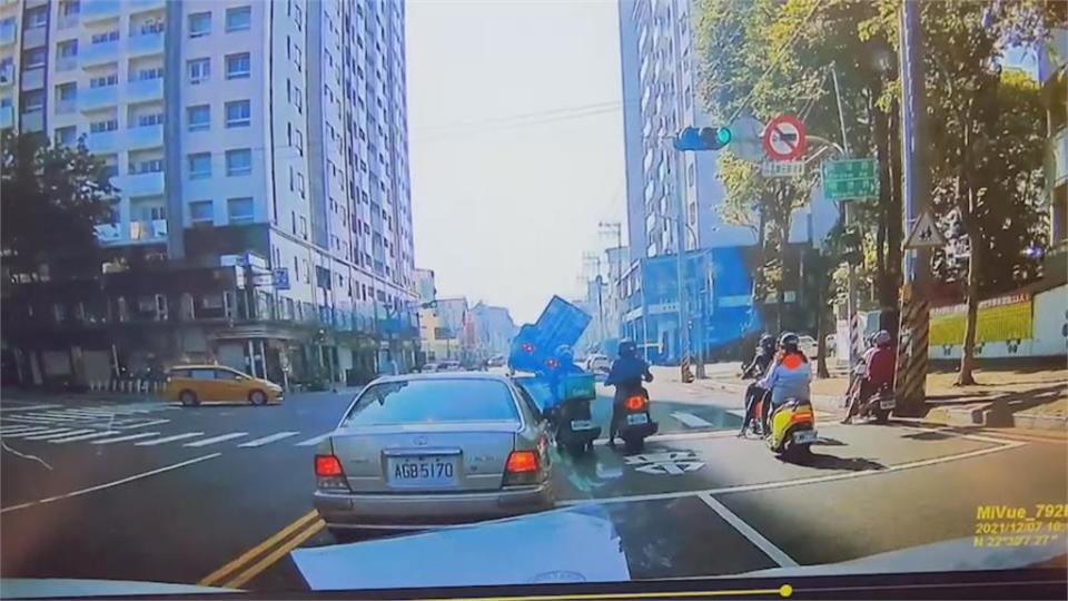 轉彎車速太快重心不穩...悲劇了　貨櫃車翻覆橫躺路中央