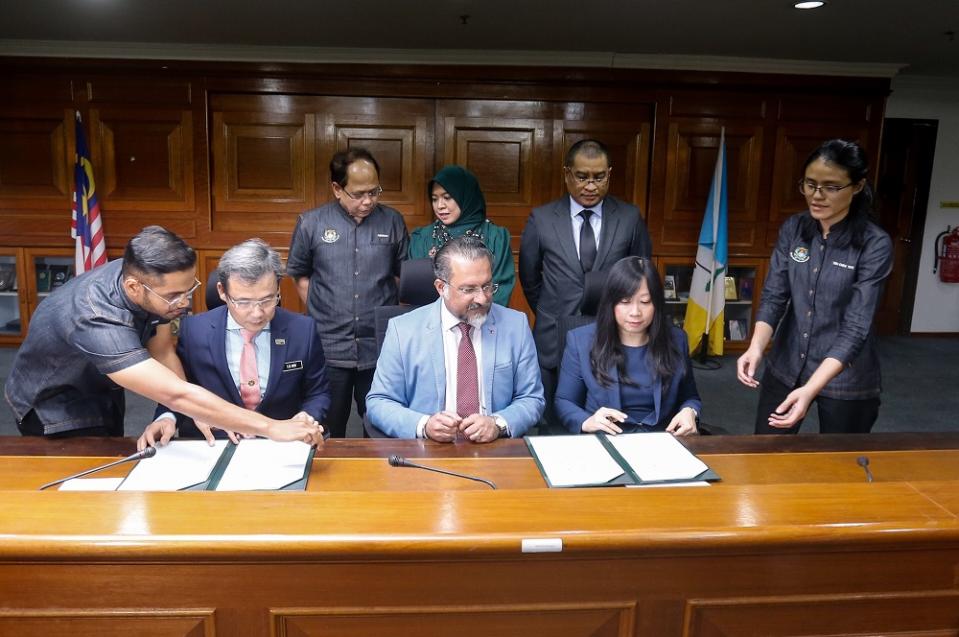 Penang mayor Datuk Yew Tung Seang (left) and IBM managing director Catherine Lian (right) at the MoU Signing Ceremony between Penang Island City Council and IBM at Komtar in George Town June 14, 2019. — Picture by Sayuti Zainudin