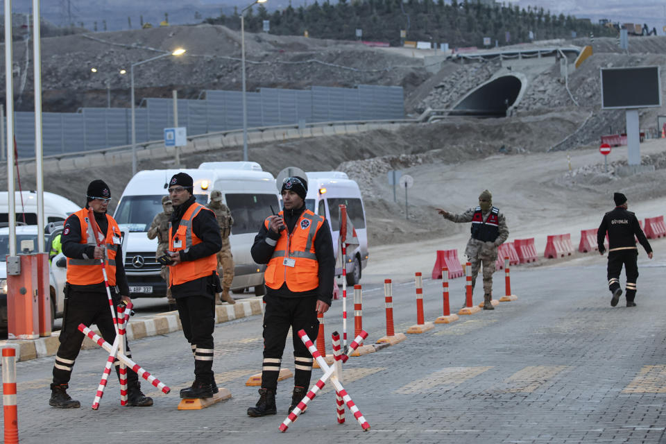 Personal de seguridad custodia la entrada a la mina de oro Copler cerca de Ilic, en el este de Turquía, el 14 de febrero de 2024. (Ugur Yildirim/Dia images vía AP)