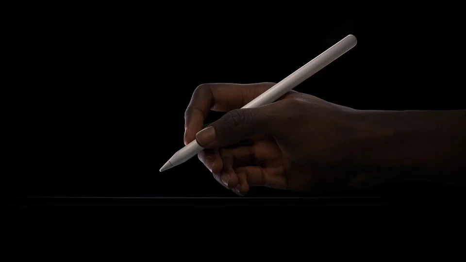 Apple Pencil Pro筆桿中的全新感測器可以感應使用者的雙指按壓圖片來源：Apple