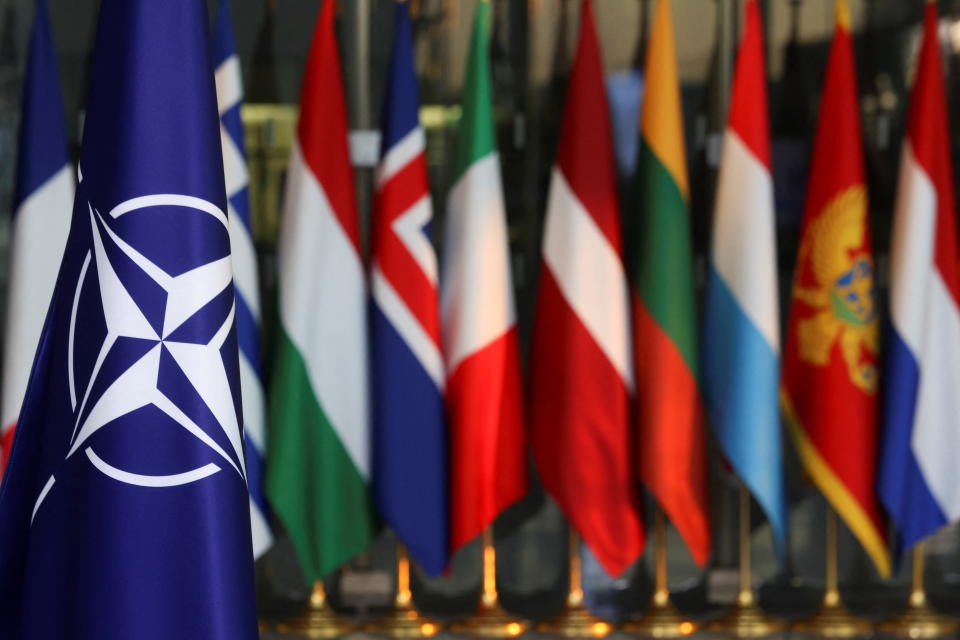 Nasjonalflaggene til NATO-medlemmene sees, på dagen for et utenriksministermøte midt i den russiske invasjonen av Ukraina, ved Alliansens hovedkvarter i Brussel, Belgia 4. mars 2022. REUTERS/Yves Herman