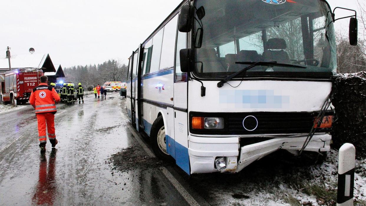 Mehrere Kinder sind bei einem Schulbus-Unfall in Oberbayern verletzt worden.