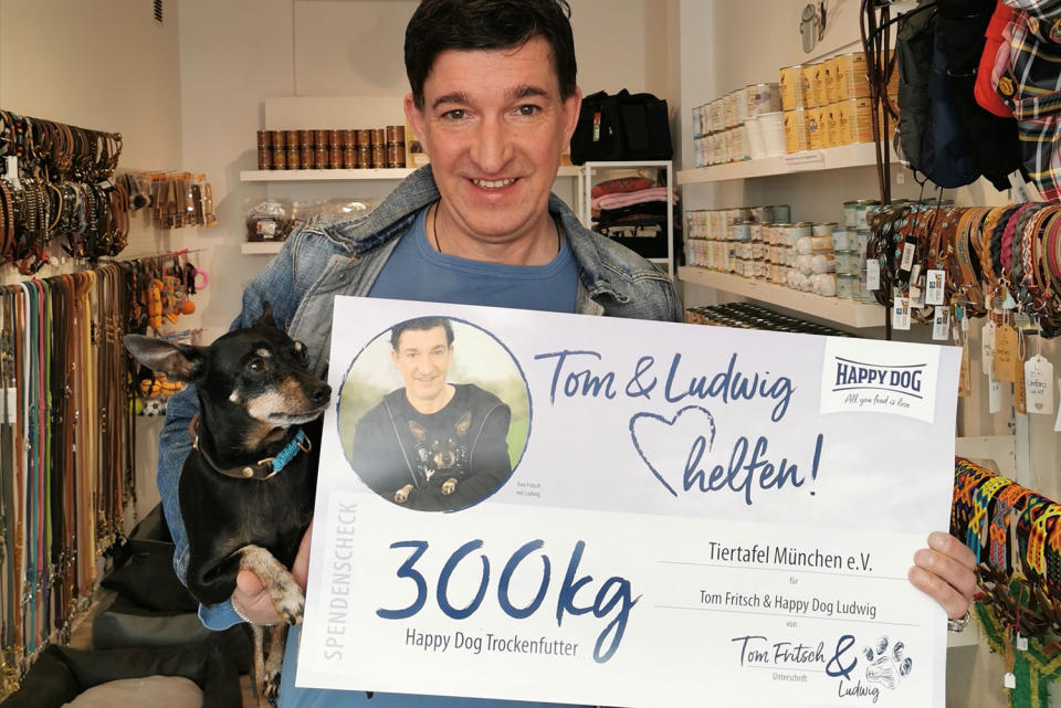 Gemeinsam mit Happy Dog spendeten Tom Fritsch und Ludwig insgesamt 600 Kilogramm Futter an die Tiertafel München sowie das Tierheim Münster. (Bild: Tom Fritsch)