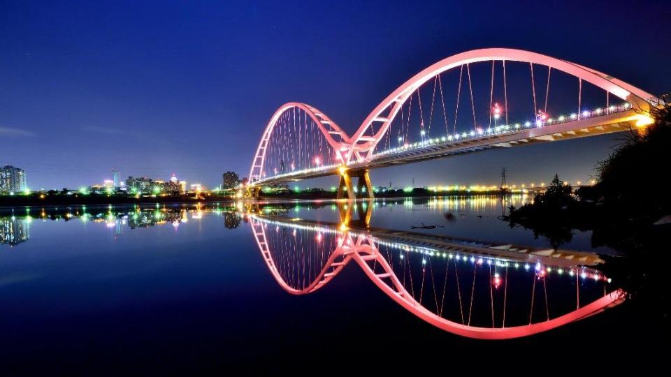 霓虹照亮拱橋，倒映河面與月光相互輝映(圖/新北市政府提供)