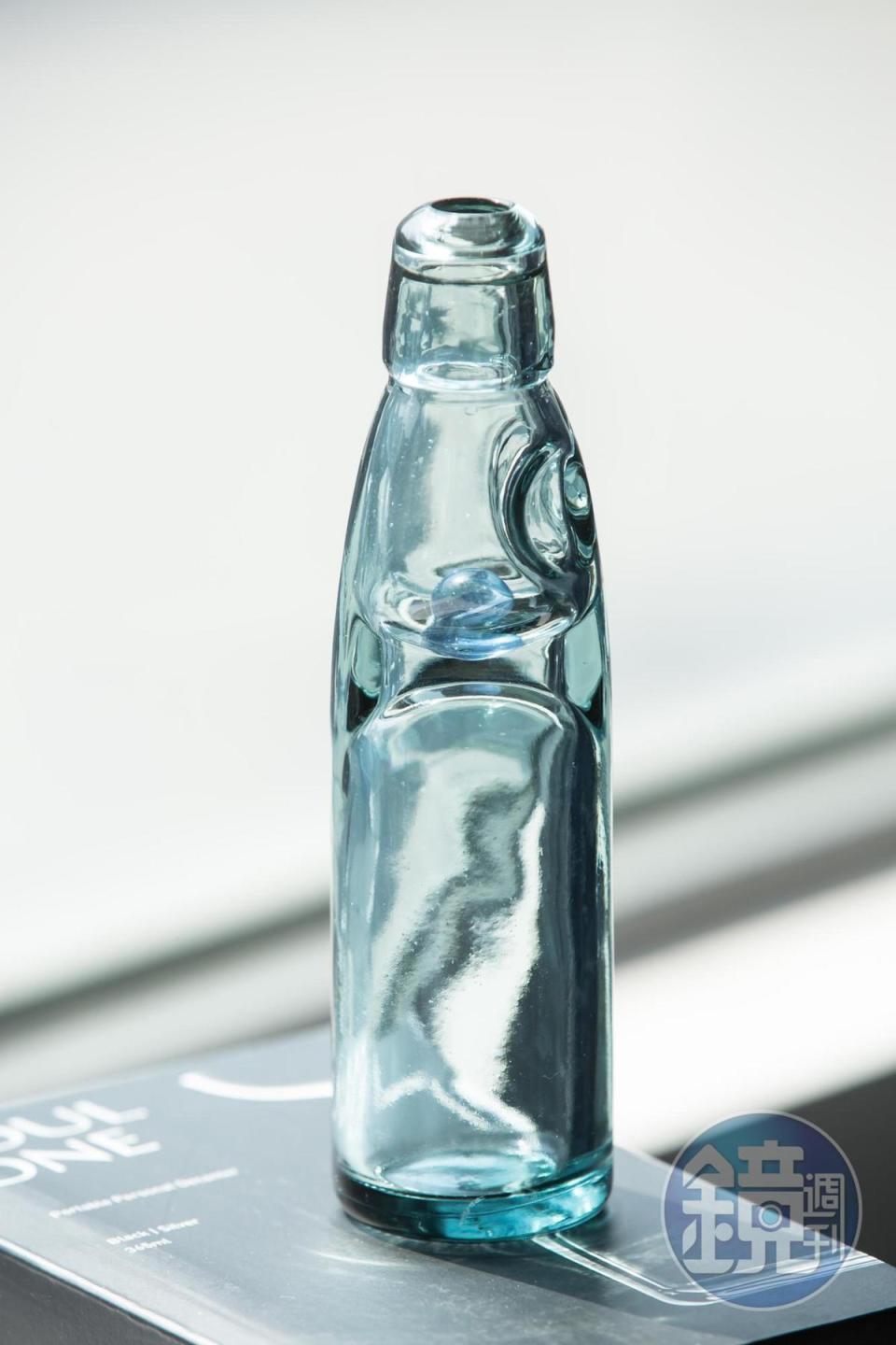 1994年，華夏新設彈珠汽水瓶的生產線。（華夏玻璃提供）