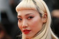 <p>Aus Korea kommen mit die heißesten Beauty-Trends. Als gute Inspiration, vor allem in Sachen Frisuren-Styling, dient etwa das koreanisch-amerikanische Model Soo-Joo Park. Auf ihrem instagram-Account zeigt sie auch ihre Interpretation des aktuellen Glitter-Trends aus Asien. Doch was blüht uns noch im Frühjahr und Sommer 2019? (Bild: Valery Hache/ AFP/ Getty Images) </p>