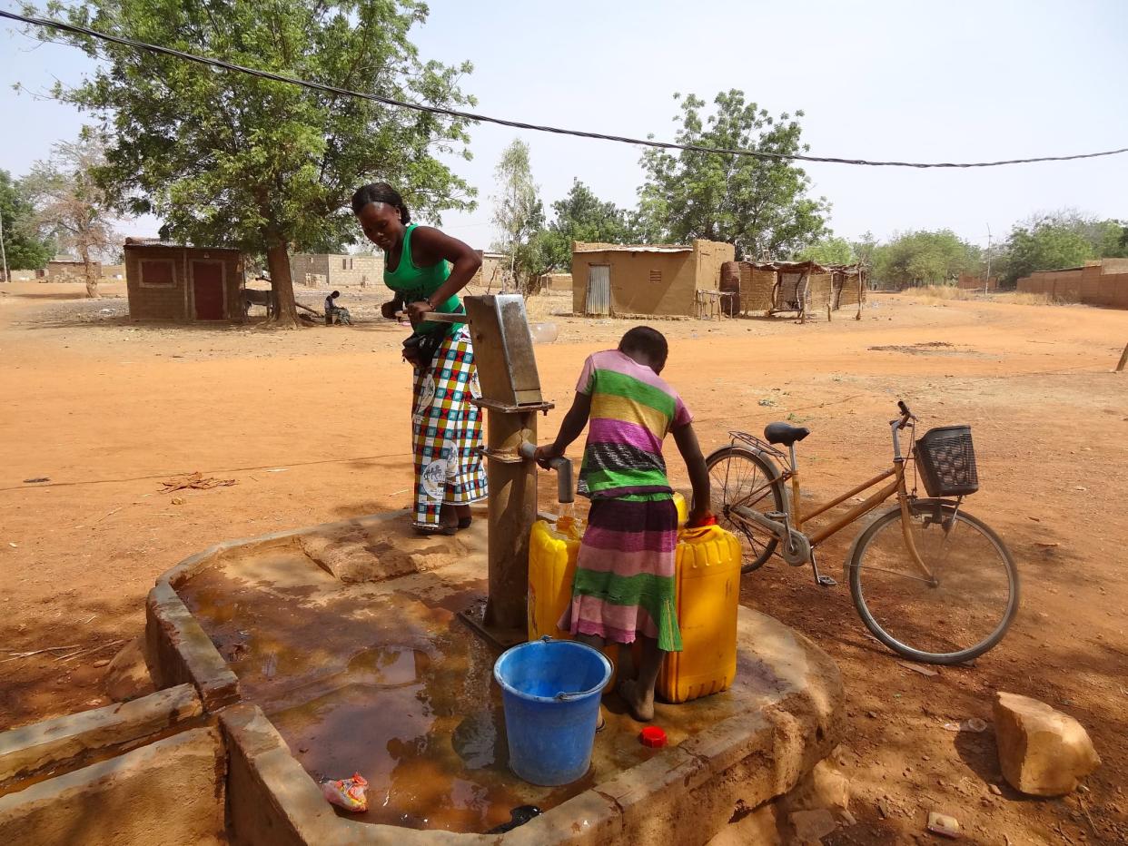 Une femme et une jeune fille en train de prendre de l'eau dans un village du Burkina Faso (Photo d'illustration). - Flickr - CC Commons - Water alternatives