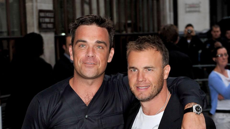 robbie williams with arm around gary barlow 