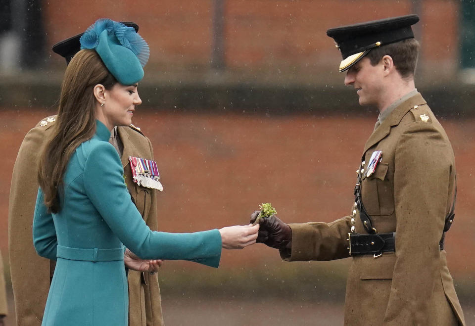 Kate Middleton et un officier de la garde irlandaise