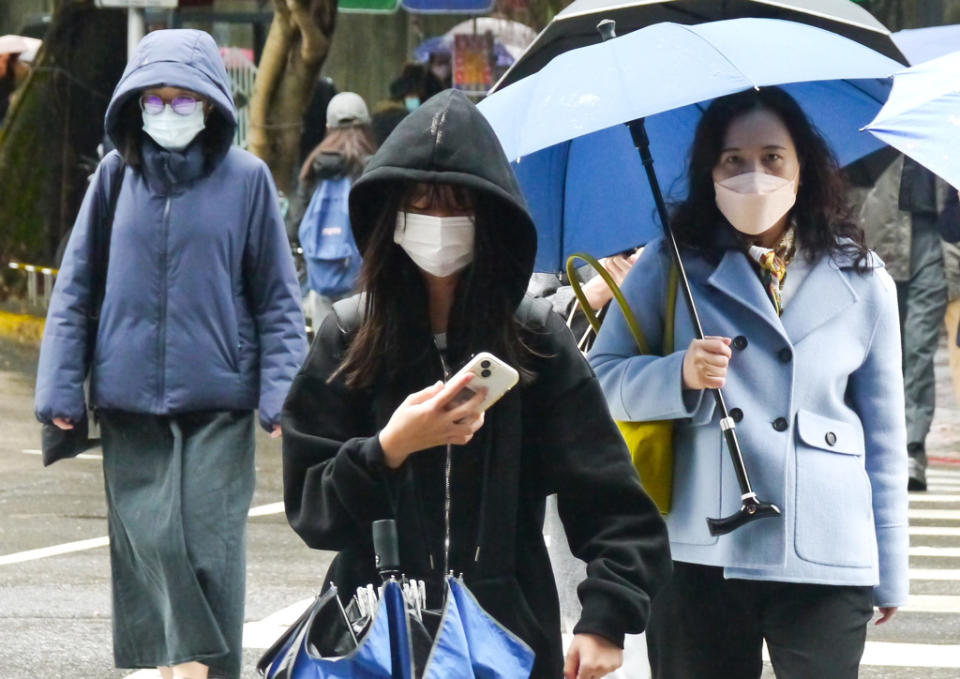 周六鋒面掠過、東北季風影響，雨區擴大至大台北，東半部，北台灣轉涼。（資料照）