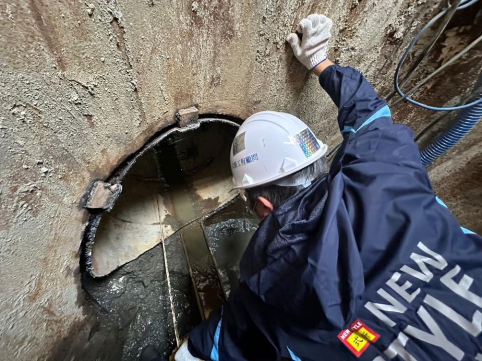 《圖說》施工團隊確認地底下障礙物狀況。〈水利局提供〉