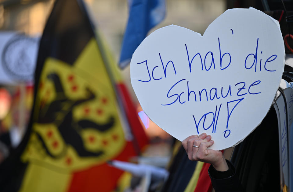 „Ich hab die Schnauze voll“ stand auf einem Plakat während einer Kundgebung der AfD in Thüringen am 8. Mai 2023. - Copyright: picture alliance/dpa | Martin Schutt