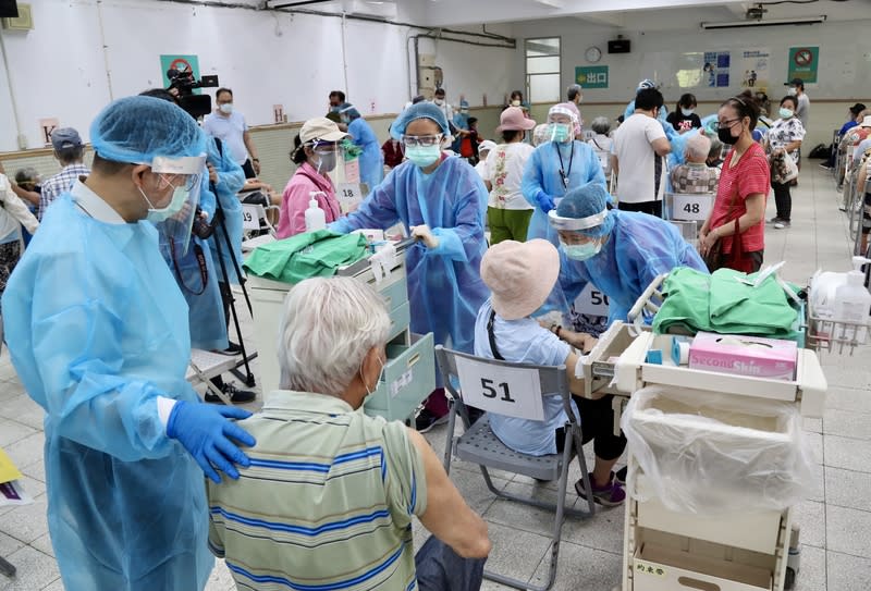 萬芳醫院採用宇美町式，協助長輩接種疫苗。圖片來源：中央社
