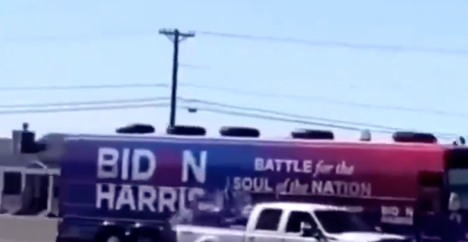 Las imágenes publicadas en las redes sociales muestran una larga fila de vehículos con banderas de Trump que persiguen al autobús identificado en su exterior como de campaña Biden-Harris mientras iba de San Antonio a Austin, bloqueándole el paso (IMAGEN captada del video publicado por el presidente Donald Trump en su cuenta Twitter)