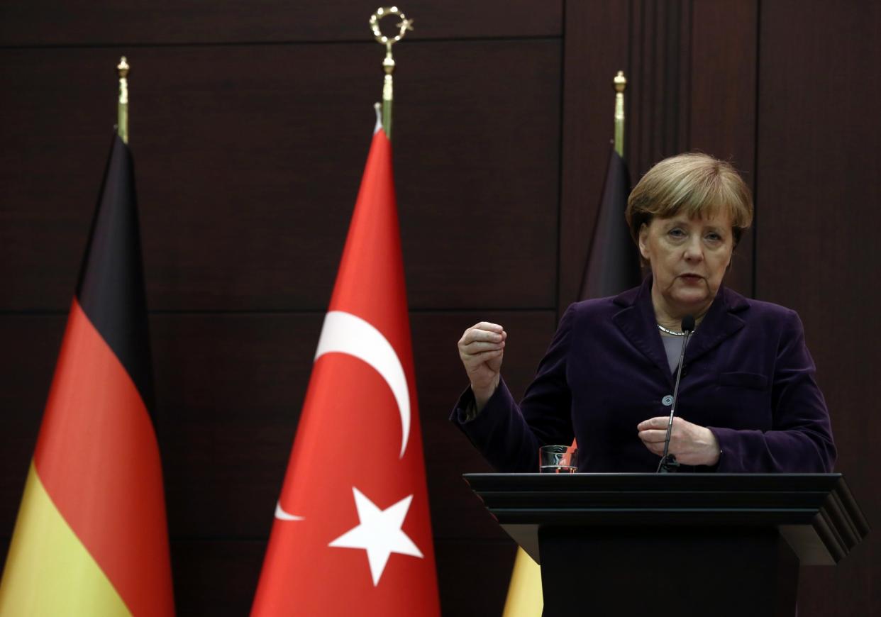 Kanzlerin Angela Merkel soll der Türkei konkrete Zusagen für Flüchtlingsaufnahmen gemacht haben. (Bild: AP Photo/Burhan Ozbilici)