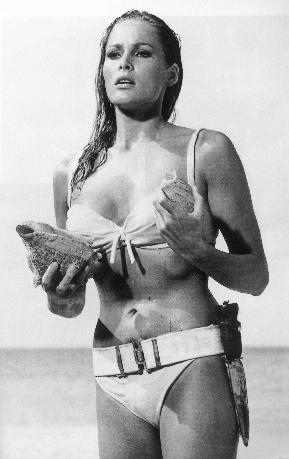 Zehn Jahre später stieg Schauspielerin Ursula Andress in “James Bond jagt Dr. No” in diesem weißen Bikini aus dem Meer und löst bei Kinobesuchern Herzrasen aus.