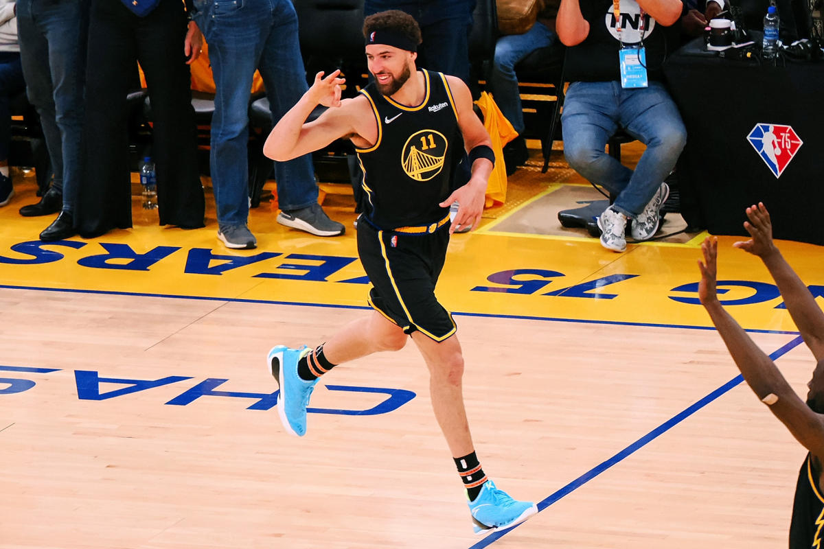 Watch Klay Thompson Hits Steph Currys Signature Shimmy After Drilling 3 Pointer Vs Mavs