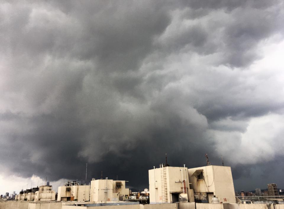 中央氣象局今（24）日發布豪大雨特報，北部多處地區累積雨量都已突破100毫米。   圖：張良一/攝