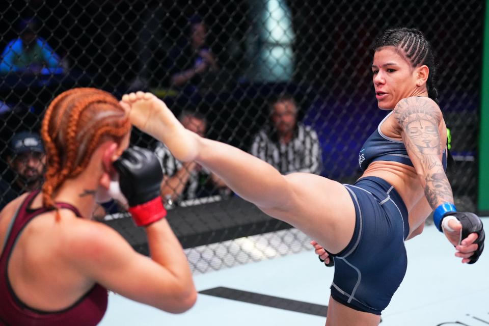 Denise Gomes kicks Rayanne Amanda during Dana White's Contender Series.