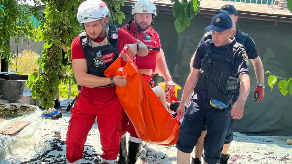 Los cuerpos de rescate buscan ayudar a las personas que están en mayor riesgo debido a las inundaciones.