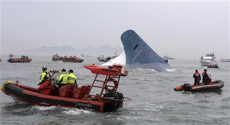 Restos del ferry sudcoreano "Sewol", abr 16, 2014. Casi 300 personas estaban desaparecidas tras el hundimiento de un ferry el miércoles en la costa de Corea del Sur, a pesar de enormes esfuerzos de rescate que incluían naves de la guardia costera, barcos pesqueros y helicópteros, en lo que podría ser el mayor desastre marítimo del país en más de 20 años. REUTERS/Hyung Min-woo/Agencia Yonhap ESTA IMAGEN FUE PROVISTA POR UN TERCERO. NO USAR PARA VENTAS, NI ARCHIVOS. SOLO PARA USO EDITORIAL. NO USAR PARA COMERCIALIZACION O CAMPAÑAS DE PUBLICIDAD. IMAGEN SE DISTRIBUYE EXACTAMENTE COMO REUTERS LA RECIBIO, COMO UN SERVICIO A CLIENTES. USO SOLO FUERA DE COREA DEL SUR. NO USAR PARA FINES COMERCIALES NI EDITORIALES DENTRO DE COREA DEL SUR.