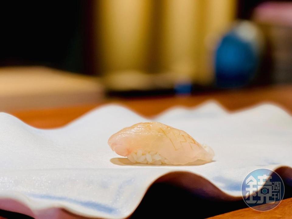 昆布醃漬的鹿兒島石斑作為握壽司開場。