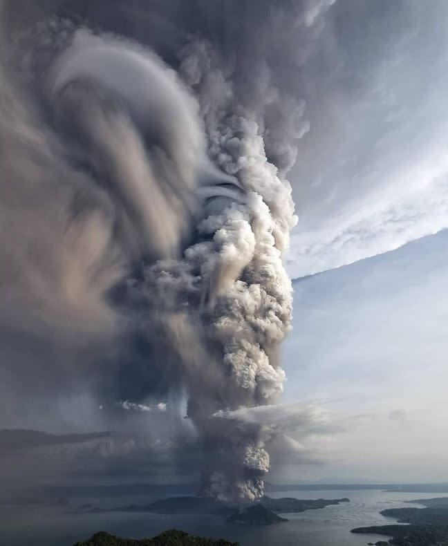 <p>12日，菲律賓一座靠近首都馬尼拉的活火山塔阿爾火山（Taal volcano）噴射高達15公里的火山灰入天空，造成千萬名民眾的疏散，以及數以萬千的航班取消，火山爆發的警告和火山海嘯警訊已發布。（圖／翻攝自Instagram）</p>
