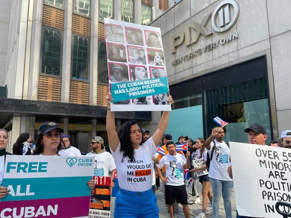 La senadora estatal republicana de Florida, Alexis Calatayud, portando un cartel durante una protesta contra el gobernante cubano Miguel Díaz-Canel en Nueva York, el 21 de septiembre de 2023.