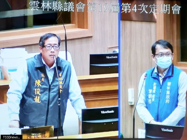 雲林縣議員陳俊龍（左）縣政總質詢表示環保局遷建虎尾高鐵特定區，縣府計畫處應做好規劃，李處長（右）答覆預計明年啟動進行建築師評選作業。（記者劉春生攝）