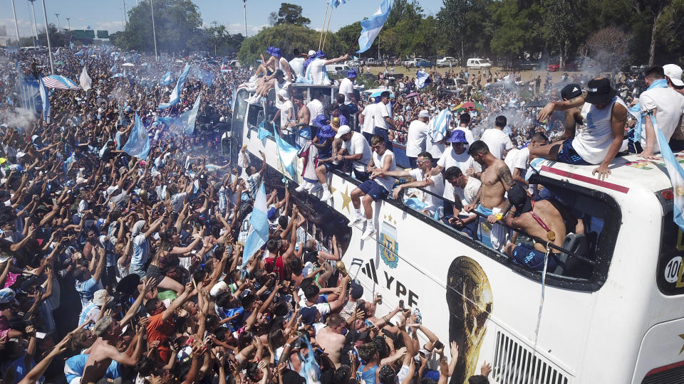 Seguidores del fútbol dan la bienvenida a casa a la selección nacional de fútbol de Argentina después de ganar la Copa del Mundo, en Buenos Aires, Argentina, el martes 20 de diciembre de 2022. (AP Foto/Victor Caivano)