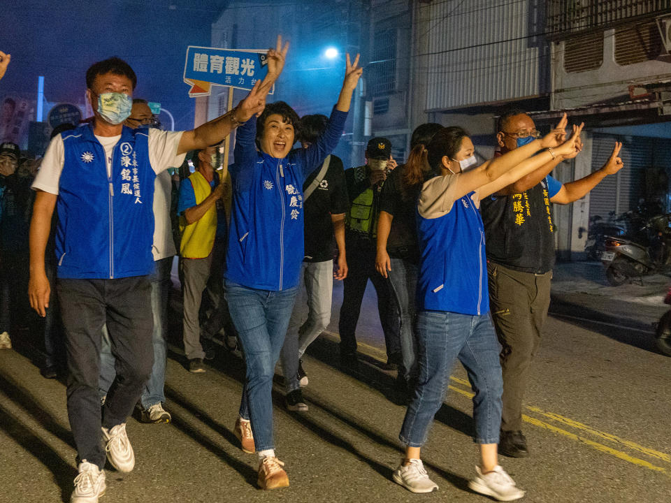 饒慶鈴與市長候選人陳銘風、縣議員候選人一起掃街拜票，「凍蒜」及歡呼聲不斷。（記者鄭錦晴翻攝）