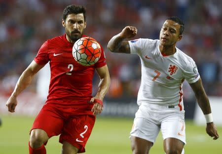 Turkey's Sener Ozbayrakli (L) fights for the ball with Memphis Depay of the Netherlands during their Euro 2016 Group A qualifying soccer match in Konya, Turkey, September 6, 2015. REUTERS/Umit Bektas