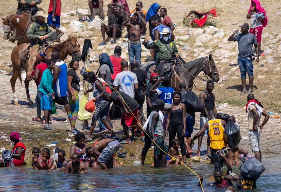 <p><span>El diario <em>Orlando Sentinel</em> </span>reporta que más de 320 inmigrantes haitianos fueron deportados a Puerto Príncipe el domingo en tres vuelos. Las autoridades en Haití informaron que esperan m´ás vuelos.</p> <p>Más de 12,000 inmigrantes acamparon bajo un puente en Del Río, Texas, tras cruzar desde Ciudad Acuña en México. Agentes fronterizos se desplazan a caballo tratando de controlar la caótica situación.</p>