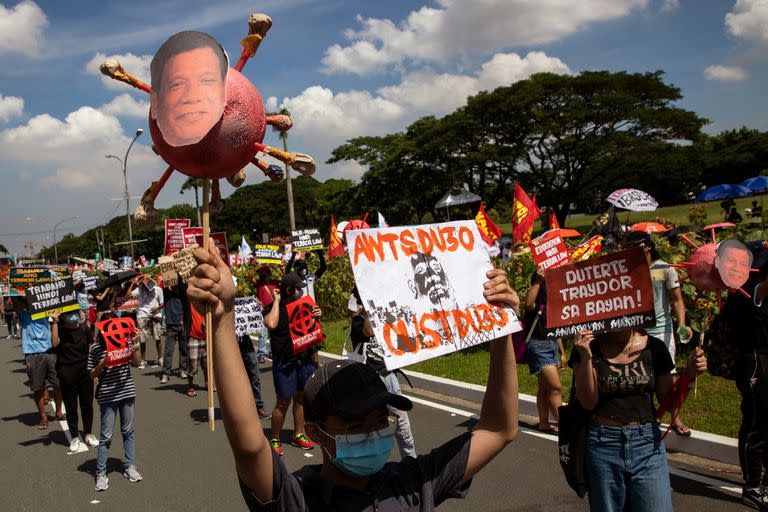 Miles de manifestantes participaron en una marcha contra el presidente de Filipinas, Rodrigo Duterte,