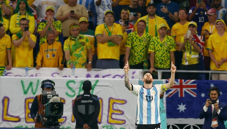 Foto del sábado del capitán de Argentina Lionel Messi celebrando tras marcar ate Australia