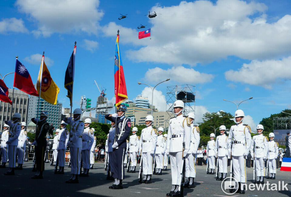 國歌領唱時，陸軍CH-47吊掛巨幅國旗從總統府前上空通過。   圖：張良一/攝