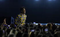 Jon Batiste se dirige al escenario a recibir el Grammy al mejor video musical, por "Freedom", el domingo 3 de abril de 2022 en Las Vegas. (Foto AP/Chris Pizzello)