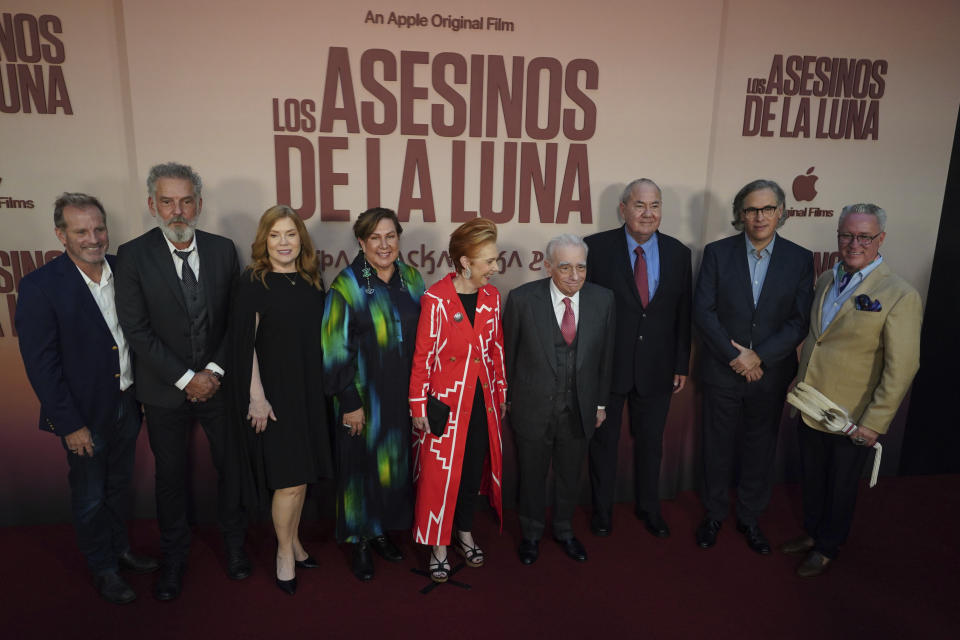 Miembros del equipo de producción de la película Killers of the Flower Moon de Martin Scorsese posan en la alfombra roja del filme en la Ciudad de México, el 11 de octubre de 2023. De izquierda a derecha, el productor Bradley Thomas, el director de maquillaje Thomas Nellen, la directora de casting indígena Rene Haynes, la asesora de vestuario indígena Julie O'Keefe, la productora ejecutiva Marianne Bower, el director Martin Scorsese, el jefe principal de la nación osage Standing Bear, el director de fotografía Rodrigo Prieto y el diseñador de interiores Chad Renfro. (Foto AP /Marco Ugarte)