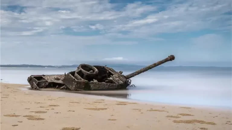 Restos de un tanque en una playa de Quemoy.