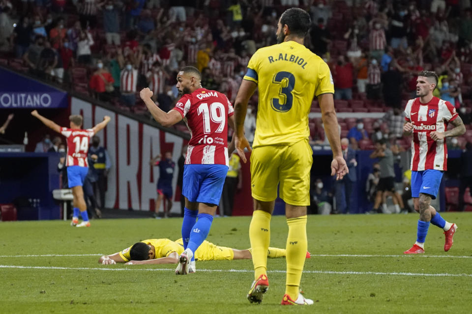 Matheus Cunha, centro, del Atlético de Madrid, festeja el gol de Marcos Llorente durante el duelo de La Liga ante el Villarreal en el estadio Wanda Metropolitano de Madrid, España, el domingo 29 de agosto de 2021. (AP Foto/Andrea Comas)