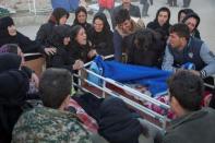 People react next to a dead body following an earthquake in Sarpol-e Zahab county in Kermanshah, Iran November 13, 2017. REUTERS/Tasnim News Agency