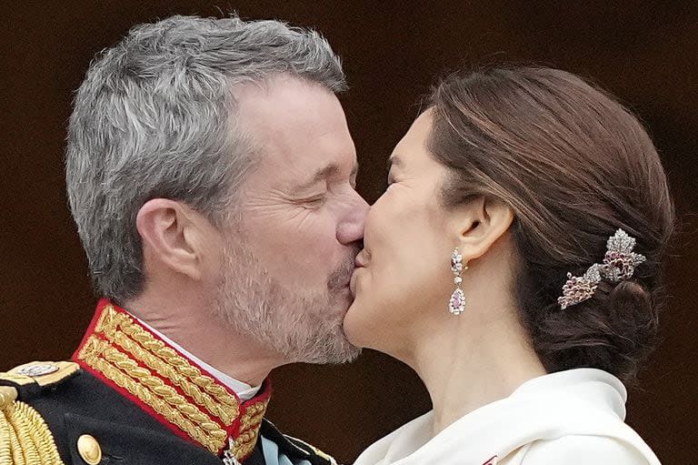 Federico X de Dinamarca besa a la reina María tras asumir como rey en el balcón del palacio